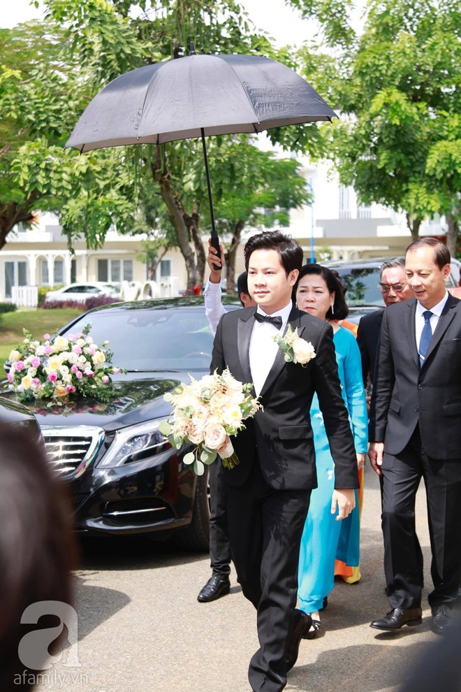 Trực tiếp: Chú rể Trung Tín lịch lãm như tài tử dẫn đầu đoàn bê tráp tiến vào nhà cô dâu Đặng Thu Thảo - Ảnh 8.