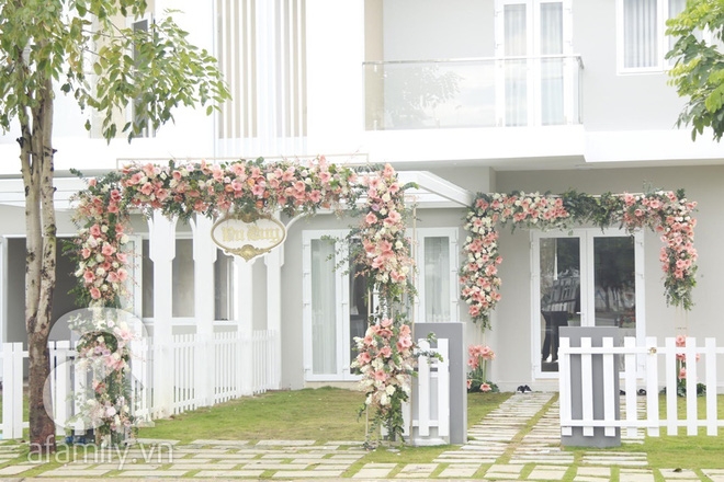 Trực tiếp: Chú rể Trung Tín lịch lãm như tài tử dẫn đầu đoàn bê tráp tiến vào nhà cô dâu Đặng Thu Thảo - Ảnh 15.