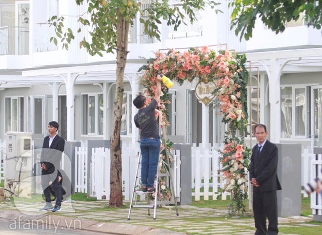 Trực tiếp: Chú rể Trung Tín lịch lãm như tài tử dẫn đầu đoàn bê tráp tiến vào nhà cô dâu Đặng Thu Thảo - Ảnh 20.