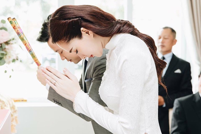 Trực tiếp: Chú rể Trung Tín lịch lãm như tài tử dẫn đầu đoàn bê tráp tiến vào nhà cô dâu Đặng Thu Thảo - Ảnh 23.