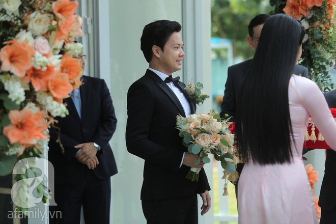 Trực tiếp: Chú rể Trung Tín lịch lãm như tài tử dẫn đầu đoàn bê tráp tiến vào nhà cô dâu Đặng Thu Thảo - Ảnh 10.