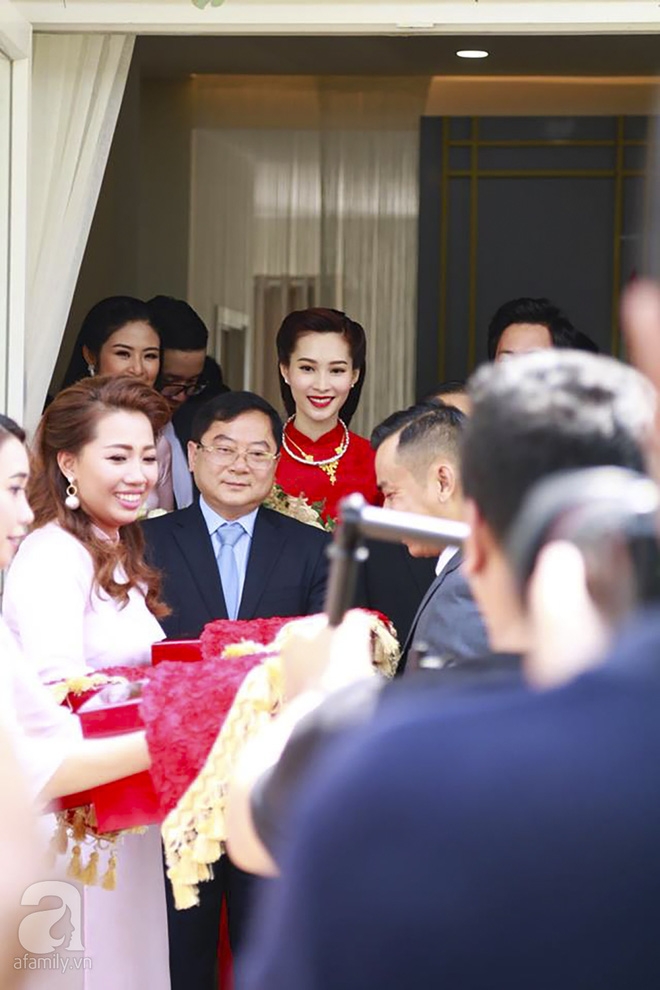 Trực tiếp: Đặng Thu Thảo đẹp không tì vết trong tà áo dài đỏ theo chồng về dinh - Ảnh 1.
