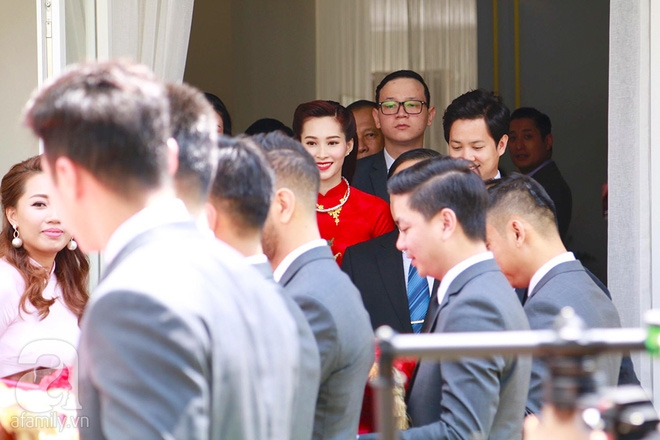 Trực tiếp: Đặng Thu Thảo đẹp không tì vết trong tà áo dài đỏ theo chồng về dinh - Ảnh 2.