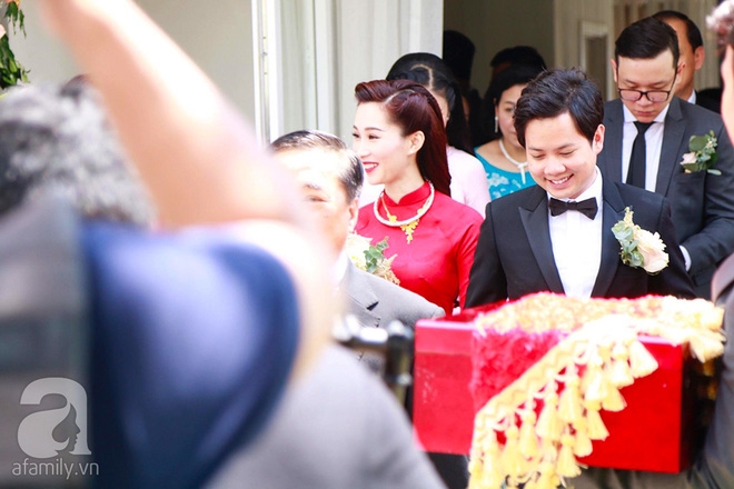 Trực tiếp: Đặng Thu Thảo đẹp không tì vết trong tà áo dài đỏ theo chồng về dinh - Ảnh 4.