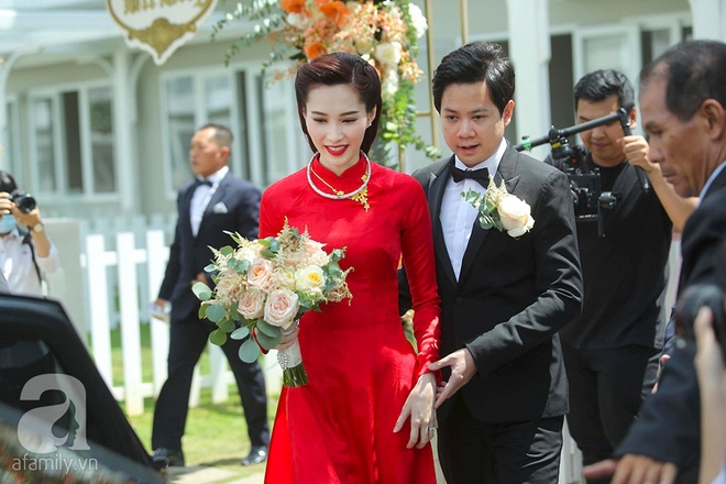 Trực tiếp: Đặng Thu Thảo đẹp không tì vết trong tà áo dài đỏ theo chồng về dinh - Ảnh 5.