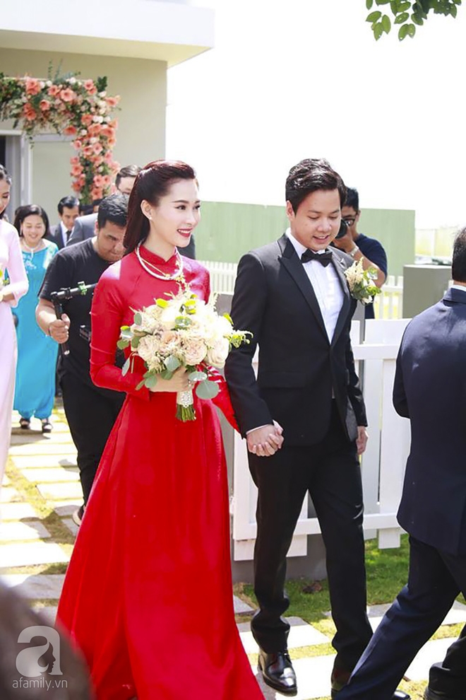 Trực tiếp: Đặng Thu Thảo đẹp không tì vết trong tà áo dài đỏ theo chồng về dinh - Ảnh 6.