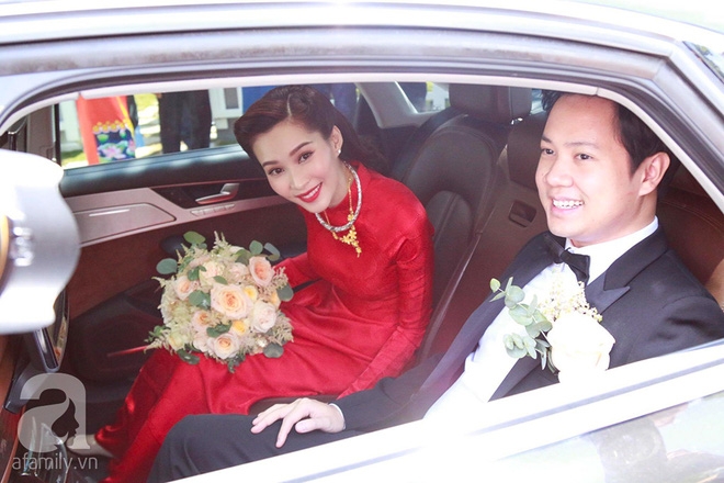 Trực tiếp: Đặng Thu Thảo đẹp không tì vết trong tà áo dài đỏ theo chồng về dinh - Ảnh 8.