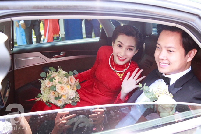 Trực tiếp: Đặng Thu Thảo đẹp không tì vết trong tà áo dài đỏ theo chồng về dinh - Ảnh 9.