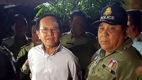 Ông Sokha (trái) bị bắt với cáo buộc phản quốc. Ảnh: AFP.