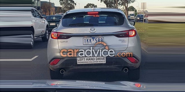 Crossover cỡ nhỏ khiến nhiều người phát thèm Mazda CX-4 bất ngờ xuất ngoại - Ảnh 1.