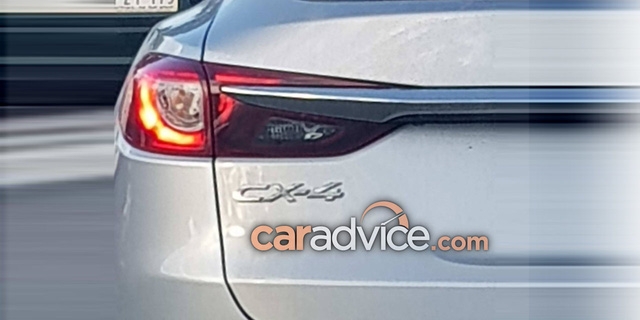 Crossover cỡ nhỏ khiến nhiều người phát thèm Mazda CX-4 bất ngờ xuất ngoại - Ảnh 2.