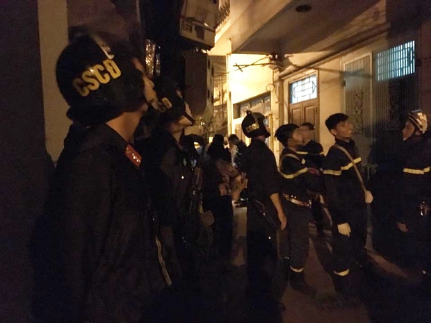 Hà Nội: 30 chiến sĩ Công an bao vây, thuyết phục một người đàn ông có biểu hiện tâm lý bất thường cố thủ trên mái nhà - Ảnh 2.