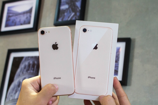 Thiết kế mới hơn iPhone 7 nhờ kính cường lực, đi cùng giá cạnh tranh đang giúp máy chiếm ưu thế