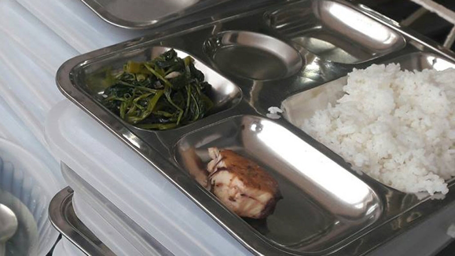 Làm rõ vụ bữa ăn của học sinh chỉ có miếng cá thu nhỏ và rau luộc - ảnh 1
