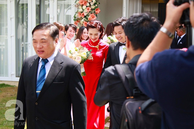 Mẹ chồng đại gia trực tiếp đi đón con dâu Hoa hậu Đặng Thu Thảo - Ảnh 3.