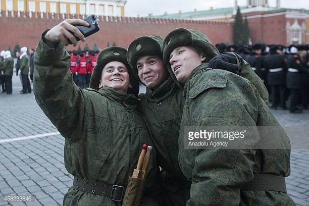  Quân nhân Nga chụp ảnh tự sướng trong lễ duyệt binh ở Moscow tháng 11/2014. (Ảnh: Getty) 