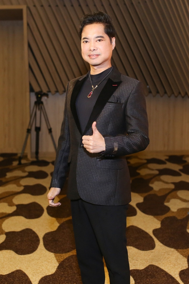 Hội Nghệ nhân và Thương hiệu Việt Nam (VATA) vừa có báo cáo gửi Bộ Công thương về hướng xử lý việc tặng bằng khen ghi chức danh “Giáo sư âm nhạc” cho ca sĩ Ngọc Sơn. Theo đó, Hội này đã quyết định huỷ bỏ cụm từ “Giáo sư âm nhạc” trong bằng khen đã trao cho Ngọc Sơn. (Ảnh: CĐHH-TT&Bolero).