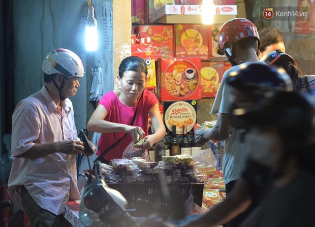 Bánh trung thu đại hạ giá hút khách, người dân xếp hàng mua, xe cộ để tràn lòng đường - Ảnh 2.
