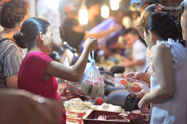 Bánh trung thu đại hạ giá hút khách, người dân xếp hàng mua, xe cộ để tràn lòng đường - Ảnh 3.
