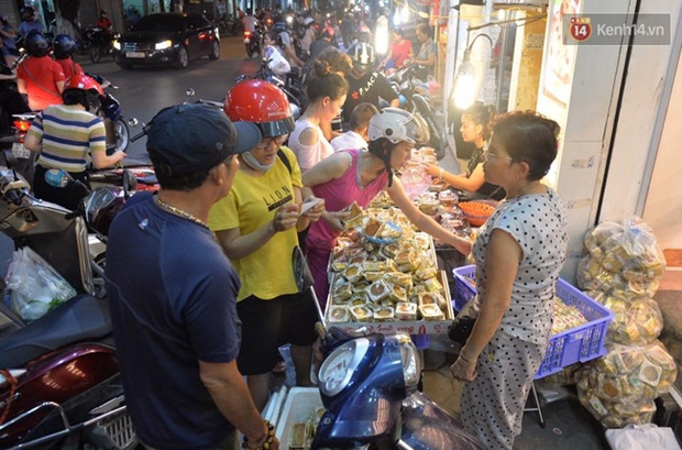 Bánh trung thu đại hạ giá hút khách, người dân xếp hàng mua, xe cộ để tràn lòng đường - Ảnh 4.