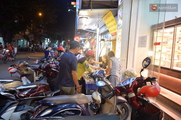 Bánh trung thu đại hạ giá hút khách, người dân xếp hàng mua, xe cộ để tràn lòng đường - Ảnh 5.
