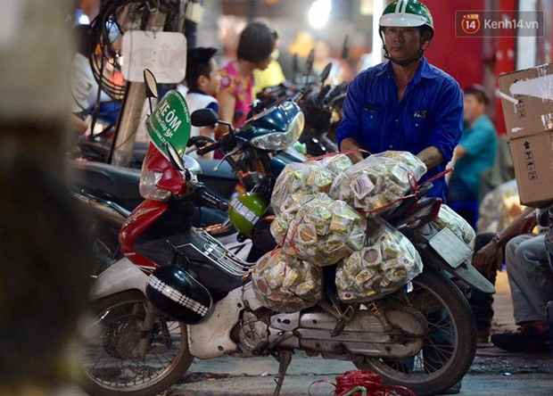 Bánh trung thu đại hạ giá hút khách, người dân xếp hàng mua, xe cộ để tràn lòng đường - Ảnh 6.