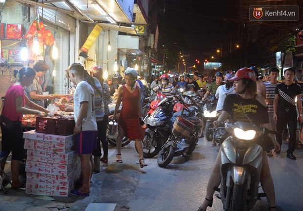 Bánh trung thu đại hạ giá hút khách, người dân xếp hàng mua, xe cộ để tràn lòng đường - Ảnh 7.