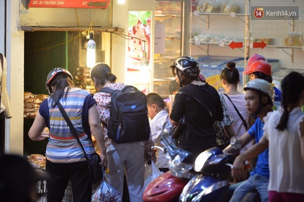 Bánh trung thu đại hạ giá hút khách, người dân xếp hàng mua, xe cộ để tràn lòng đường - Ảnh 10.