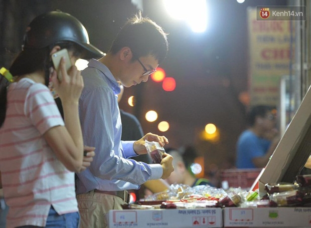 Bánh trung thu đại hạ giá hút khách, người dân xếp hàng mua, xe cộ để tràn lòng đường - Ảnh 11.
