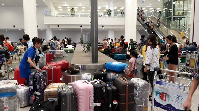 Nhan vien hang khong tuon thong tin ca nhan cua khach cho taxi hinh anh 2