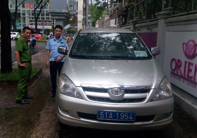Trước đó mấy ngày, ông Đoàn Ngọc Hải cũng một mình đi bắt xe biển xanh đậu trên vỉa hè đường Phùng Khắc Khoan và gọi lãnh đạo phường điều lực lượng ra xử phạt