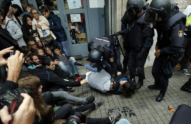 Tay Ban Nha xin loi nguoi dan Catalonia vi bao luc cua canh sat hinh anh 1