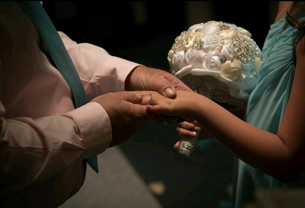 Trong hôn lễ, chú rể bảo cô dâu nhường chỗ cho một người, cô nghẹn ngào đứng sang một bên - Ảnh 4.