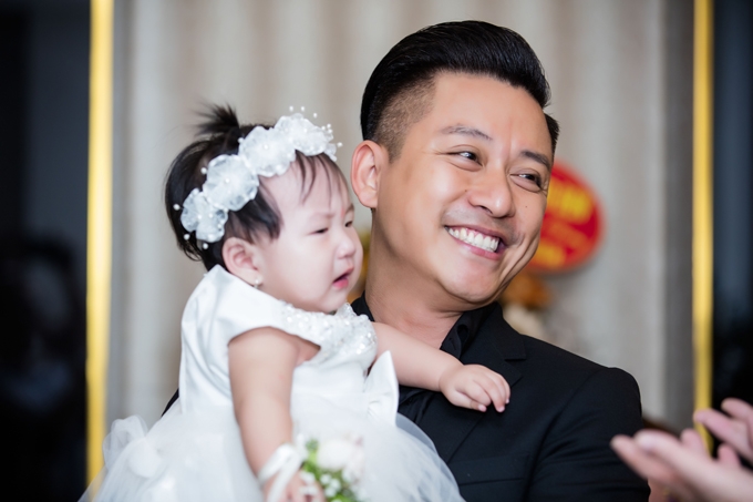 tuan-hung-dua-hai-con-den-mung-vo-9x-khai-truong-spa-6