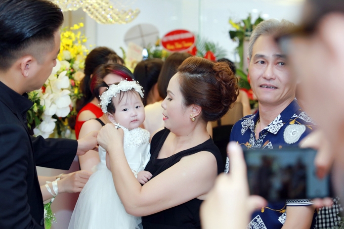 tuan-hung-dua-hai-con-den-mung-vo-9x-khai-truong-spa-8