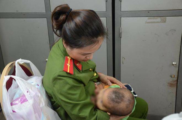 Cháu bé được chăm sóc chu đáo trong vòng tay của nữ chiến sỹ công an phường Mỹ Đình 2.