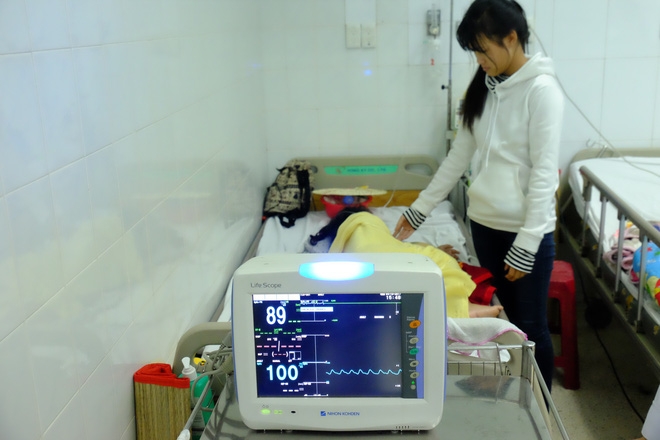 Vụ tai nạn kinh hoàng ở Tây Ninh: Con gái bị xuất huyết não, mẹ chỉ biết khóc nguyện cầu cho con - Ảnh 1.