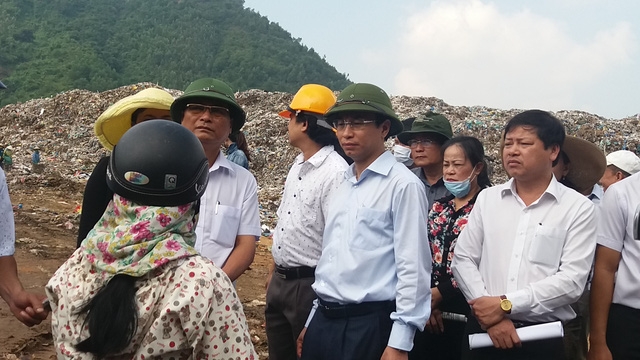  Bí thư Thành ủy Đà Nẵng Nguyễn Xuân Anh thị sát bãi rác Khánh Sơn khi mới lên nhậm chức. 
