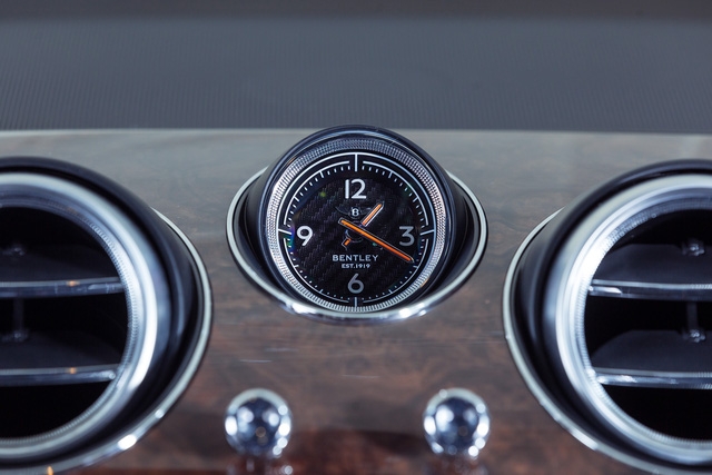 Cận cảnh Bentley Bentayga cá nhân hóa độc nhất Việt Nam - Ảnh 13.