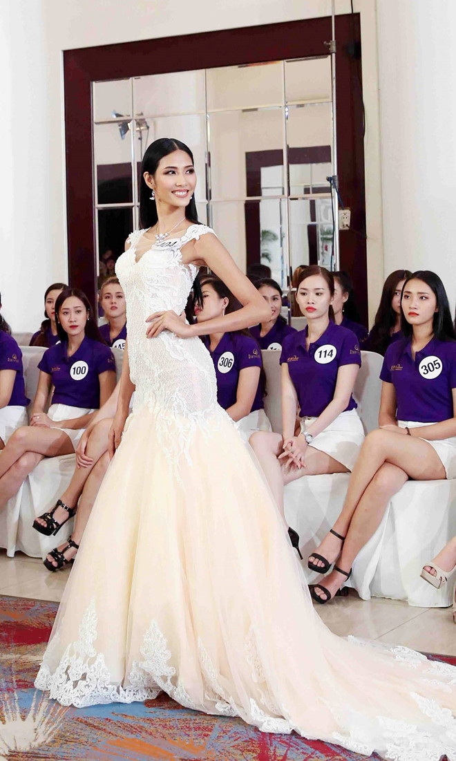 Hoang Thuy khoe giong hat tai Hoa hau Hoan vu hinh anh 2