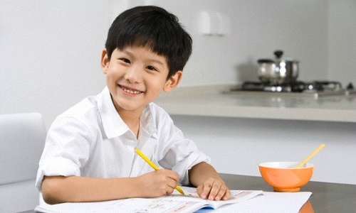 Ứng xử thông minh của cậu bé lớp một sau lần bị cô giáo tát