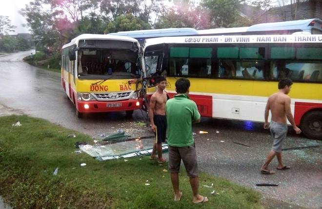 2 xe buýt cùng hãng đối đầu nhau kinh hoàng, tài xế mắc kẹt trong cabin - Ảnh 1.