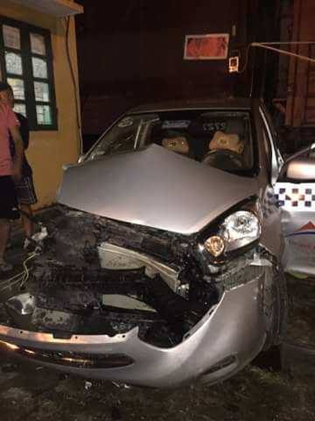 Bắc Ninh: Bất chấp vượt đường ngang khi tàu đang đến, xe taxi bị đâm nát đầu - Ảnh 1.