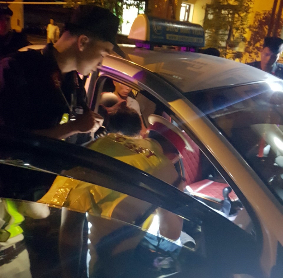 Canh sat chan taxi chay qua toc do, cho 594 vien ma tuy hinh anh 1