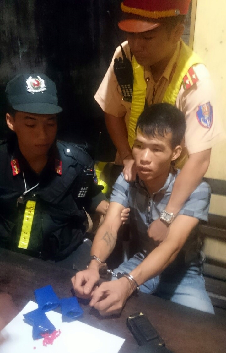 Canh sat chan taxi chay qua toc do, cho 594 vien ma tuy hinh anh 3