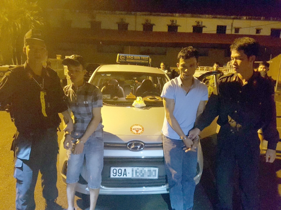 Canh sat chan taxi chay qua toc do, cho 594 vien ma tuy hinh anh 4