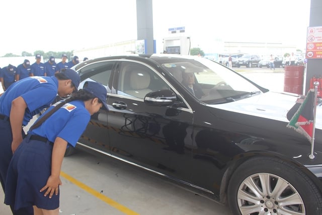  Cách phục vụ khác thường ở trạm xăng của doanh nghiệp Nhật. Ảnh: Hồng Vân 
