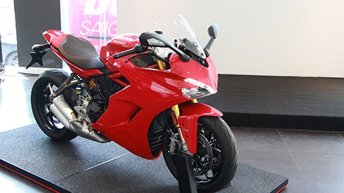 ducati-supersport-moto-duong-pho-gia-hon-nua-ty-tai-viet-nam