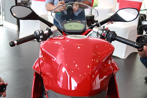 ducati-supersport-moto-duong-pho-ve-viet-nam-gia-hon-nua-ty-3