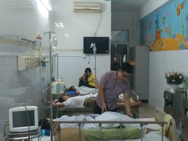 hoc sinh lop 7 bi bong o truong hoc: “con toi van hoang loan va so bi ky luat” - 2
